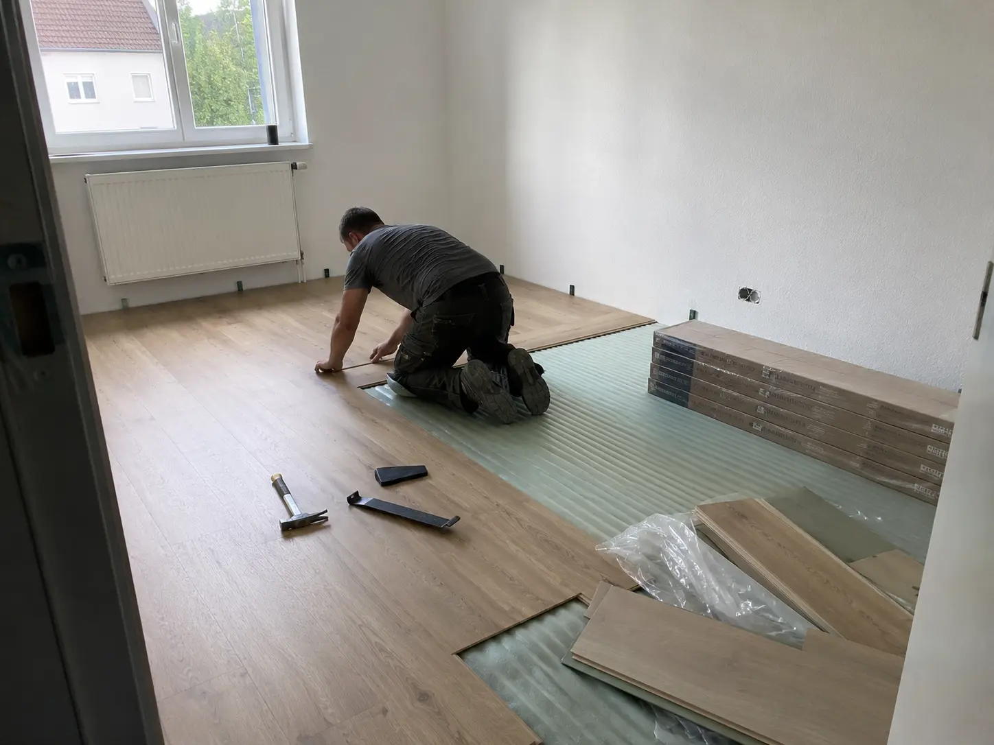 Laminatboden wird in einer Wohnung in Hamburg verlegt