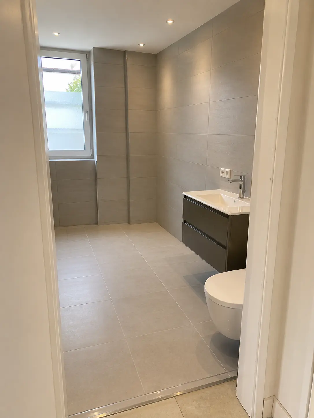 Fertig gefliestes Badezimmer mit großformatigen Fliesen Hamburg