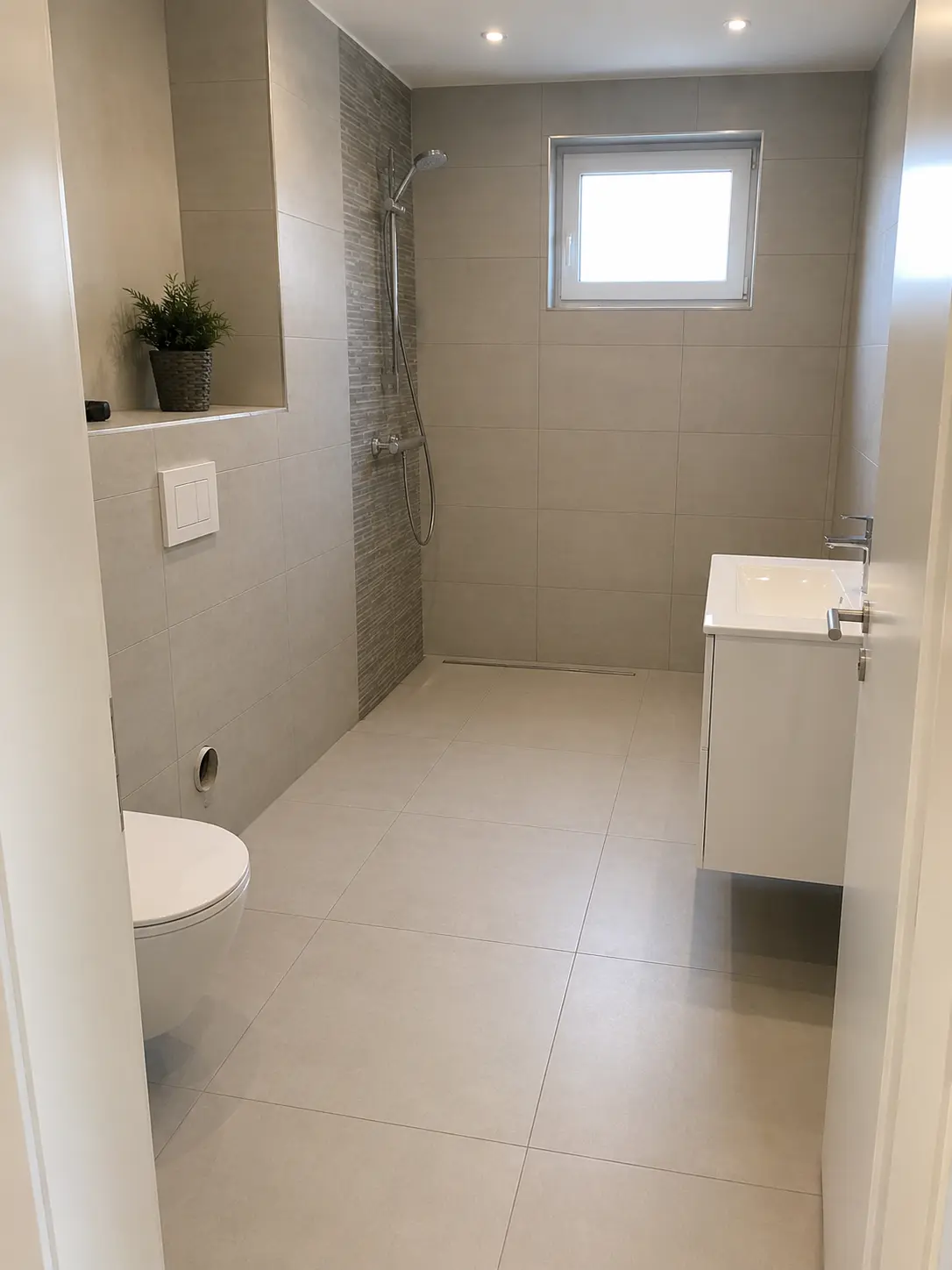 Saniertes Badezimmer mit bodengleicher Dusche und Fliesen in Hamburg