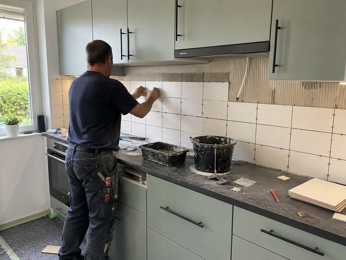Fliesenarbeiten in der Küche einer Hamburger Wohnung