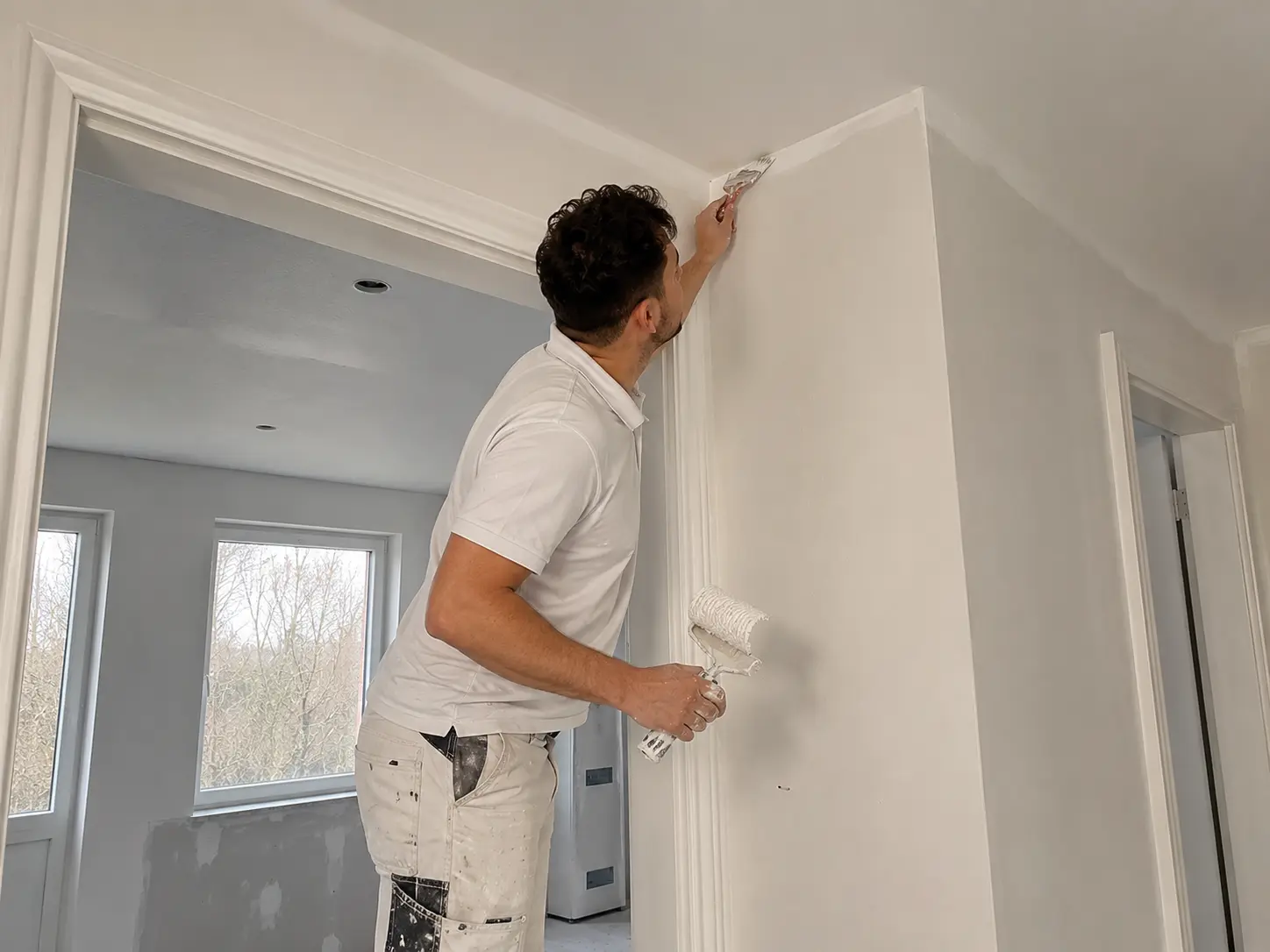 Malerarbeiten an der Wand eines Wohnraums in Hamburg