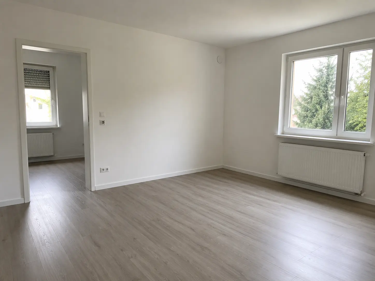 Frisch saniertes Zimmer mit neuem Bodenbelag und renovierten Wänden in Hamburg