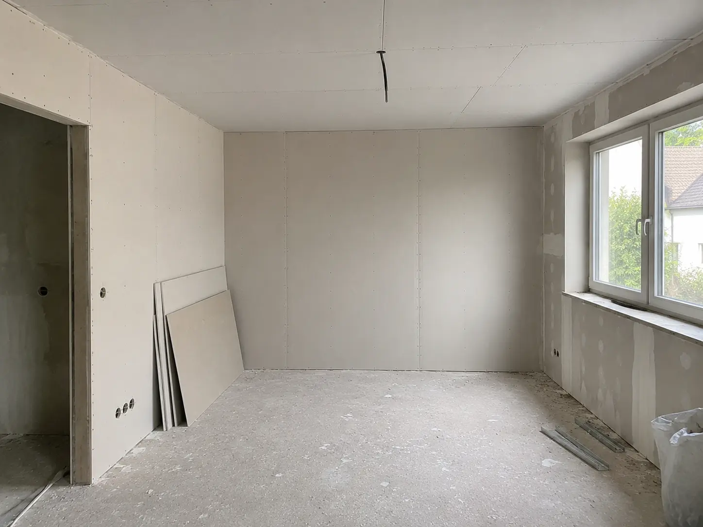Wohnraum in der Komplettsanierung mit verspachtelten Trockenbauwänden in Hamburg