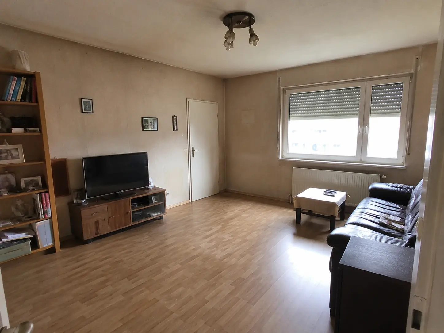 Wohnzimmer vor der Renovierung mit altem Bodenbelag in Hamburg